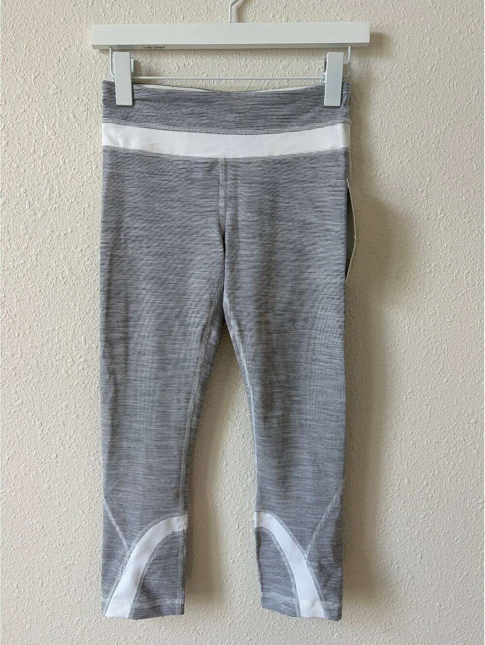Lululemon Run Inspire Crop II Size 4 Wee Are From Space White Stripe Sporty